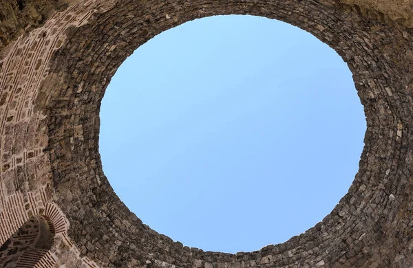 돌 관에 있는 하늘에 구멍. — 스톡 사진