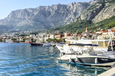 Sea Port Makarska, Hırvatistan gün batımında.