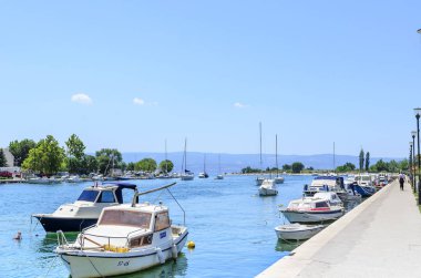 Omis şehir, Hırvatistan. Boyunca kanal evleri.