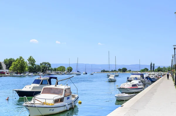 Omis şehir, Hırvatistan. Boyunca kanal evleri.