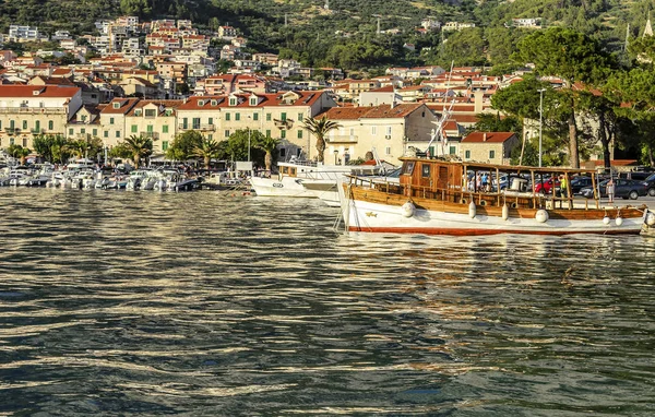 Sea Port a Makarska, Croazia al tramonto . — Foto Stock