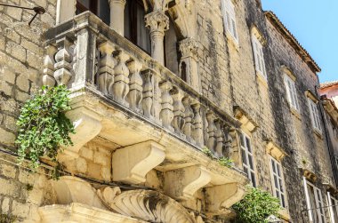 Taş balkona eski ev.