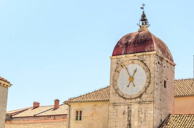 Eski kule üzerinde saat.