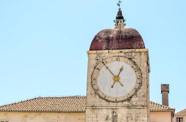 Eski kule üzerinde saat.