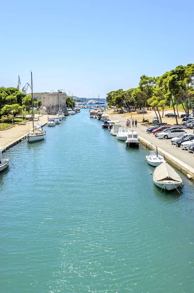 Kanaal in de stad van Trogir, Kroatië. — Stockfoto