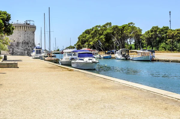 Kanaal in de stad van Trogir, Kroatië. — Stockfoto