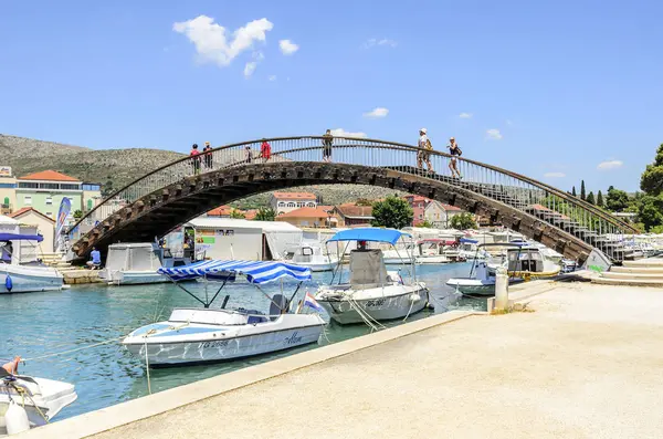 Puente sobre el canal en la ciudad de Trogir, Croacia . —  Fotos de Stock