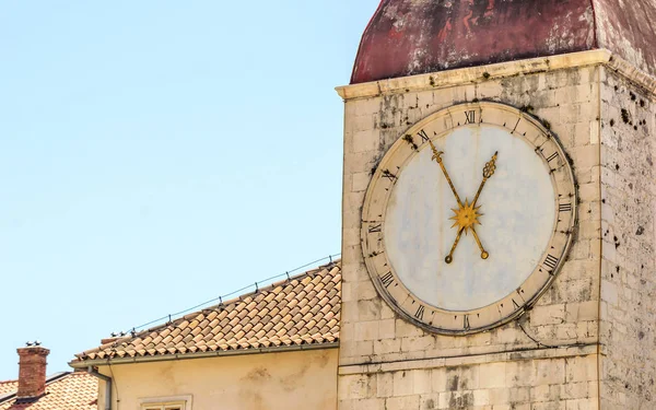 Eski kule üzerinde saat.