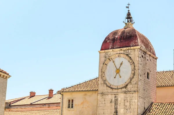 Eski kule üzerinde saat.