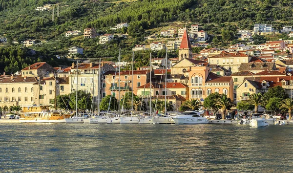Seaport Makarska şehir gün batımında.