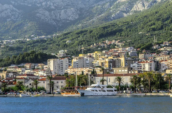 Zeehaven van de stad Makarska bij zonsondergang. — Stockfoto