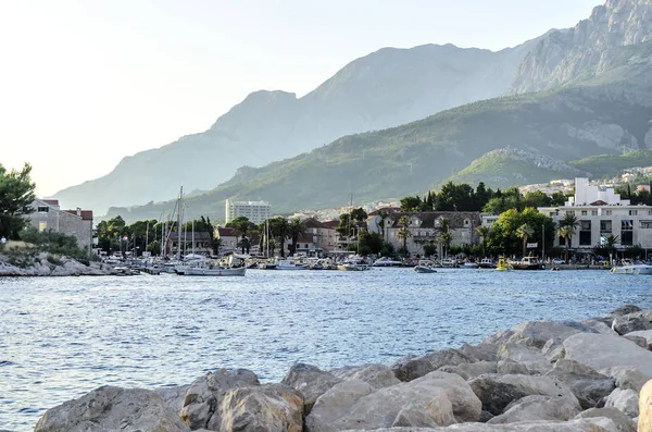 Sea Port Makarska, Hırvatistan gün batımında.