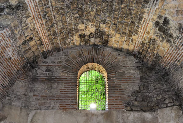 Venster in de oude crypte. — Stockfoto