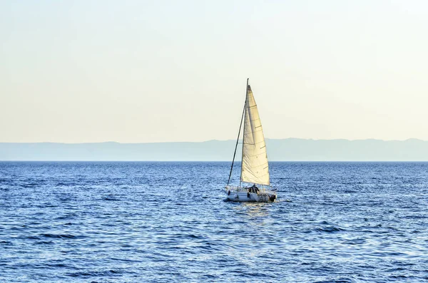 Voilier dans la mer près de la côte de la ville de Makarska, Croatie . — Photo