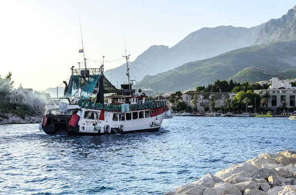 Navire d'excursion dans le port de Makarska, Croatie . — Photo