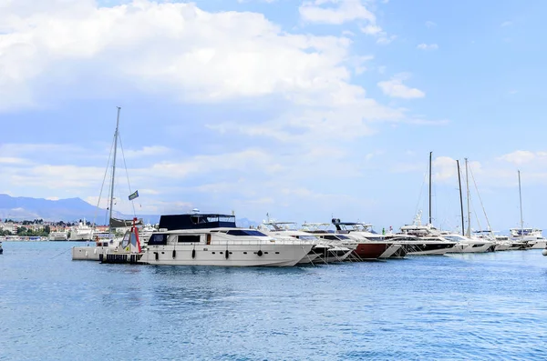 Yachts dans le port de Split Croatie . — Photo