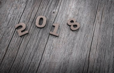 Ahşap arka plan üzerinde rakamlar 2018.