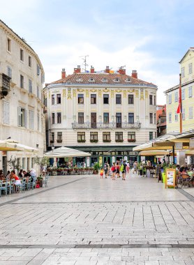 Turistler bölmenin eski kasaba meydanında.