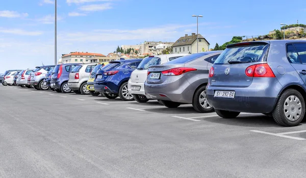 Coches de estacionamiento en el puerto . — Foto de Stock