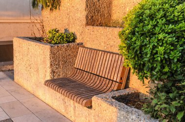 Gün batımında ahşap Bank.