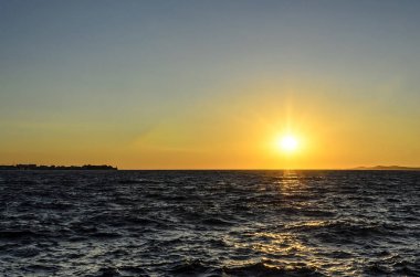 Denizde gün batımı.