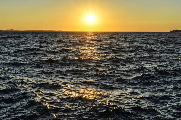 Denizde gün batımı.