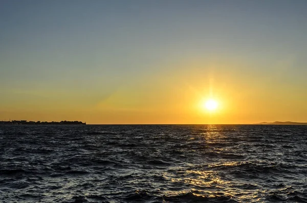 Denizde gün batımı.