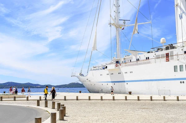 Liner Zadar, Hırvatistan'ın kıyısına yakın cruise.