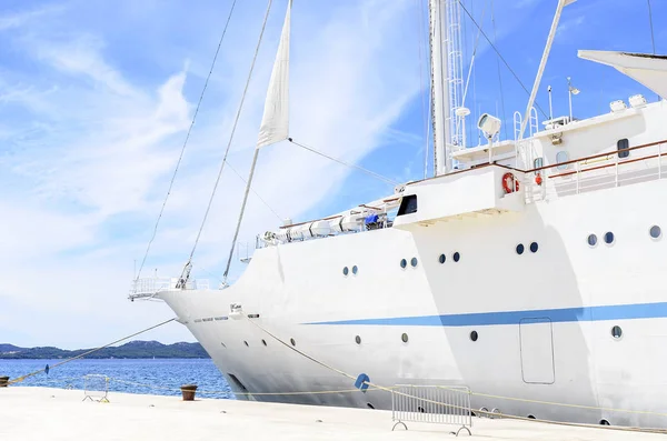 Rıhtımda yolcu gemisi.