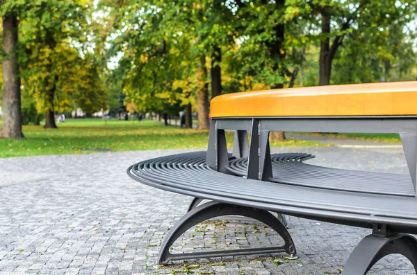 Bank in het park. — Stockfoto