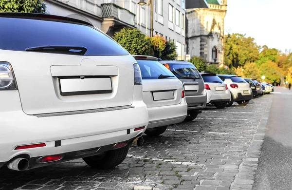 Parkování automobilů ve městě. — Stock fotografie