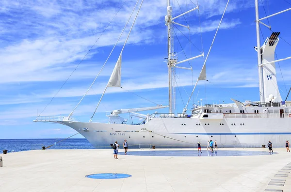 Круїз-вкладиш біля узбережжя Zadar, Хорватія. — стокове фото