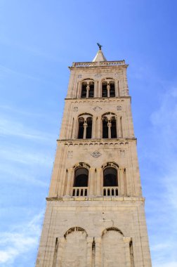 gökyüzüne karşı kule.