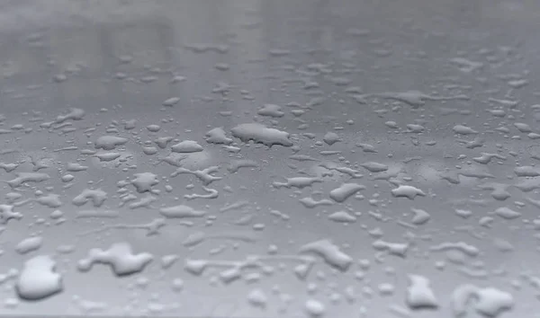 Gotas de chuva no capô do carro . — Fotografia de Stock