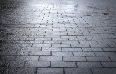 Islak kaldırım taşları.