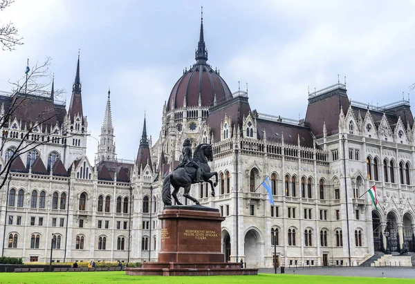 Platz in der Nähe des ungarischen Parlaments, budapest. — Stockfoto