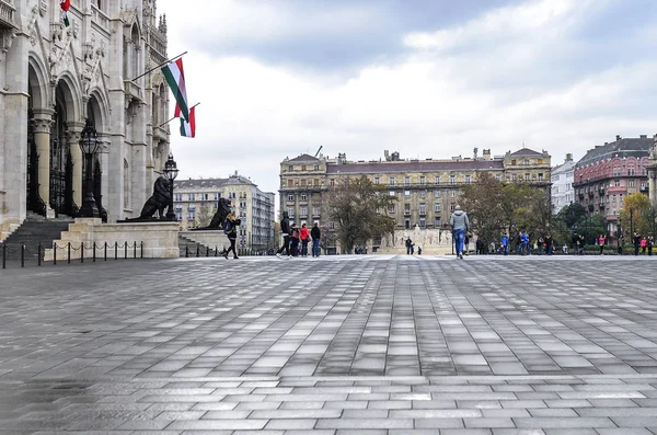 Piazza vicino al Parlamento ungherese, Budapest . — Foto Stock