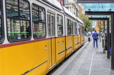 Budapeşte, Macaristan sokaklarda tramvay.