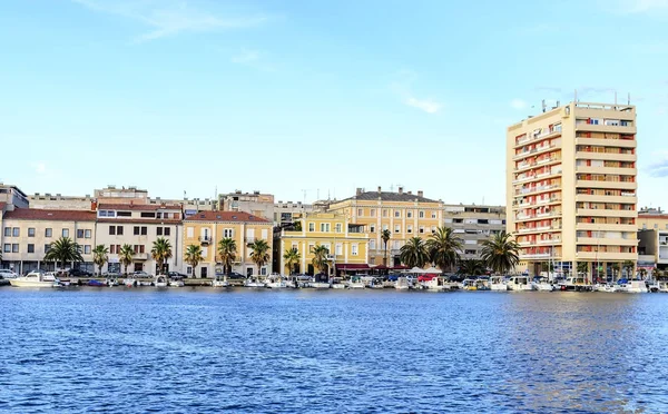 Zadar, Croácia. As ruas da cidade ao pôr do sol . — Fotografia de Stock