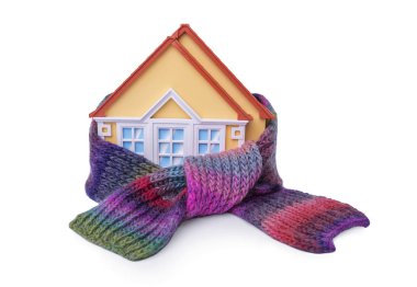 Evin bir eşarp sarılır.