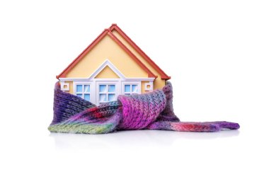 Evin bir eşarp sarılır.