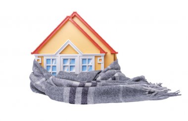 Evin bir eşarp sarılır.