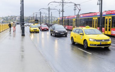 Budapeşte yollarda trafik.