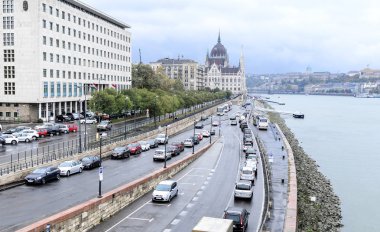 Budapeşte yollarda trafik.