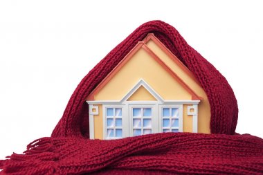 Evin bir eşarp sarılır.