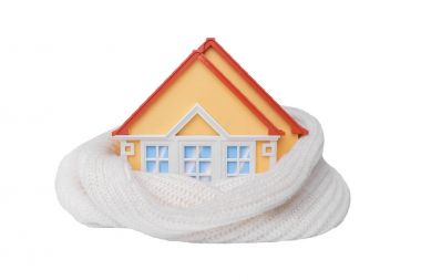 Evin bir eşarp sarılır.