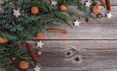 Noel ağacı ve fındık ahşap kurullarında.