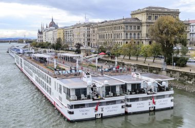 Tuna Nehri Budapeşte teknede zevk.
