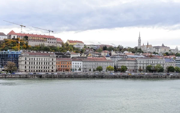 Töltés Budapest. Családi házak és a Duna. — Stock Fotó