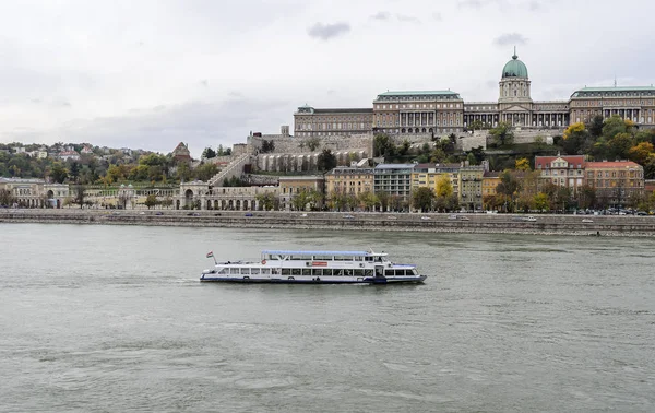 Böschung von Budapest. Häuser und die Donau. — Stockfoto